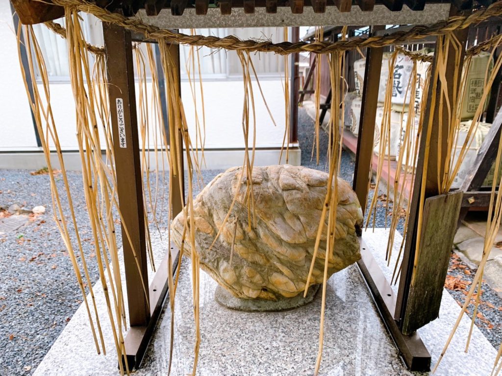 若宮八幡宮　蓬莱石